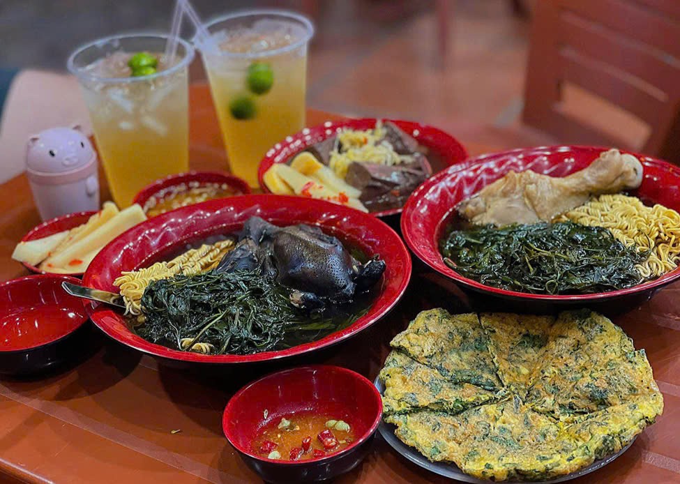 Mì gà tần là món ăn giàu dinh dưỡng cũng rất đáng thử. Gà được hầm cùng các loại thảo dược như ngải cứu, táo tàu, kỷ tử, tạo nên nước dùng đậm đà, bổ dưỡng Mì gà tần là món ăn giàu dinh dưỡng cũng rất đáng thử. Gà được hầm cùng các loại thảo dược như ngải cứu, táo tàu, kỷ tử, tạo nên nước dùng đậm đà, bổ dưỡng