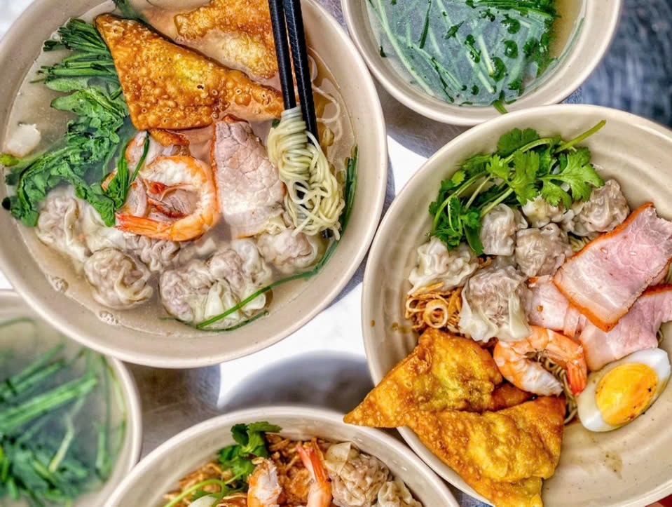 Mì vằn thắn – món ăn có nguồn gốc từ người Hoa, cũng là lựa chọn lý tưởng. Sợi mì dai, nhân hoành thánh mềm mịn, nước dùng thanh ngọt, tạo nên một tổng thể hài hòa, hấp dẫn Mì vằn thắn – món ăn có nguồn gốc từ người Hoa, cũng là lựa chọn lý tưởng. Sợi mì dai, nhân hoành thánh mềm mịn, nước dùng thanh ngọt, tạo nên một tổng thể hài hòa, hấp dẫn