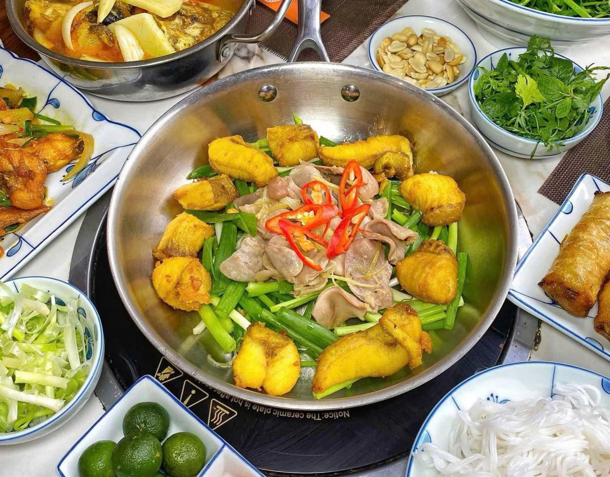 Chả cá, món ăn vừa dân dã vừa sang trọng là lựa chọn hoàn hảo cho một bữa tối trọn vẹn. Miếng cá lăng tẩm ướp gia vị, nướng thơm phức, ăn kèm rau thơm, bún, lạc rang và mắm tôm tạo nên một hương vị đầy cuốn hút Chả cá, món ăn vừa dân dã vừa sang trọng là lựa chọn hoàn hảo cho một bữa tối trọn vẹn. Miếng cá lăng tẩm ướp gia vị, nướng thơm phức, ăn kèm rau thơm, bún, lạc rang và mắm tôm tạo nên một hương vị đầy cuốn hút