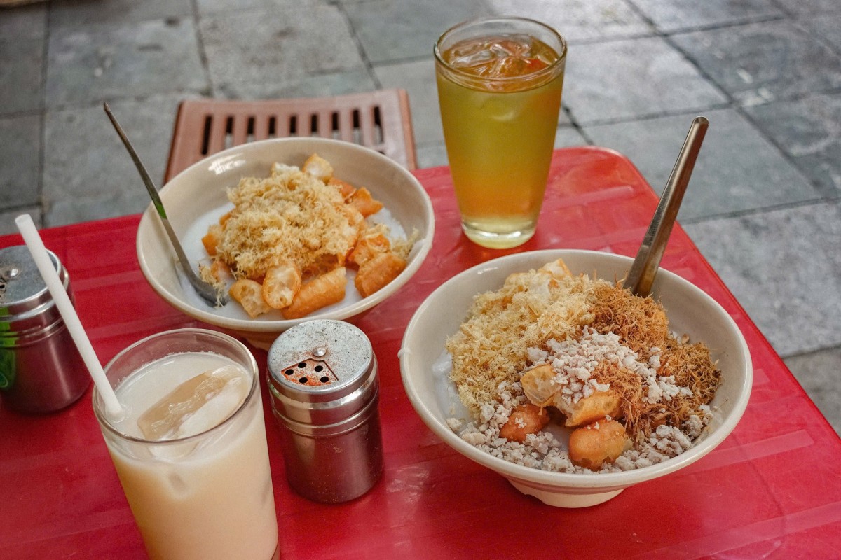 Bát cháo sườn nóng hổi, mềm mịn, ăn kèm quẩy giòn rụm cũng là một lựa chọn không thể bỏ qua cho bữa xế chiều Bát cháo sườn nóng hổi, mềm mịn, ăn kèm quẩy giòn rụm cũng là một lựa chọn không thể bỏ qua cho bữa xế chiều