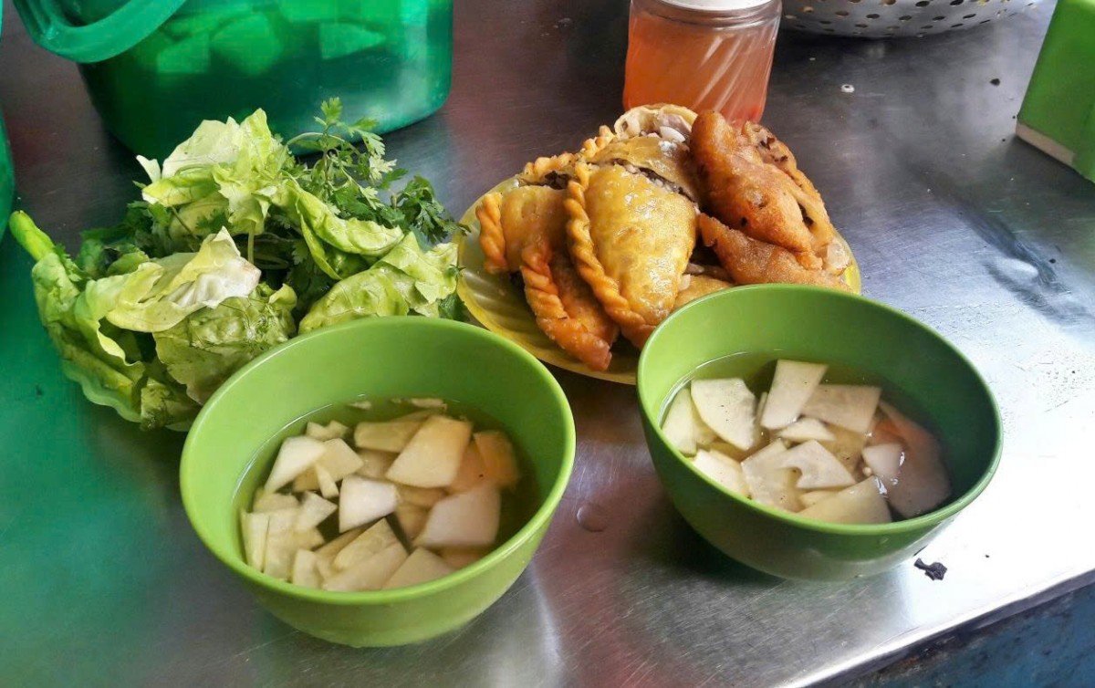 Bánh gối – món quà vặt đặc trưng của Hà Nội, với lớp vỏ giòn rụm, nhân thịt trứng thơm phức, chấm cùng nước mắm tỏi ớt, sẽ khiến bất cứ ai cũng phải mê mẩn Bánh gối – món quà vặt đặc trưng của Hà Nội, với lớp vỏ giòn rụm, nhân thịt trứng thơm phức, chấm cùng nước mắm tỏi ớt, sẽ khiến bất cứ ai cũng phải mê mẩn