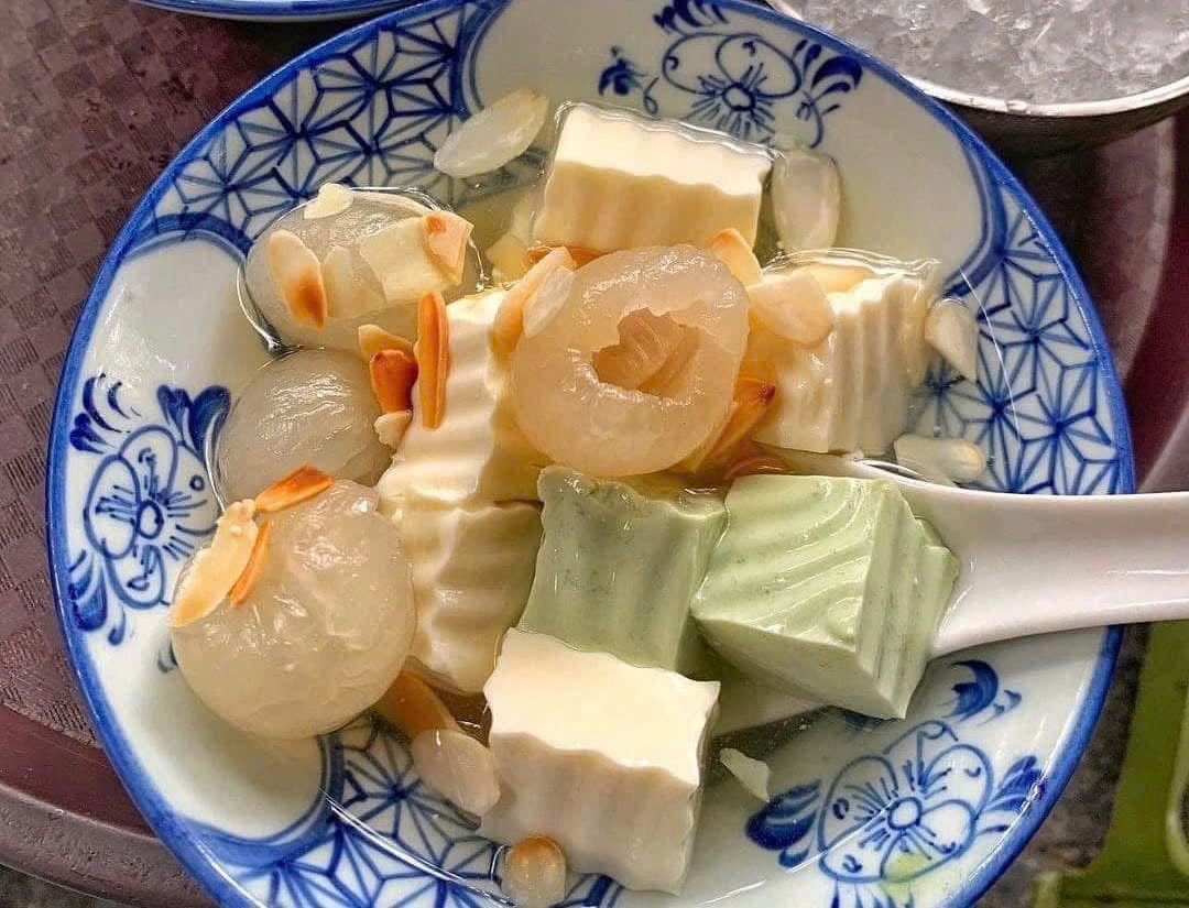 Chè khúc bạch – món tráng miệng thanh mát được làm từ thạch kem sữa, kết hợp cùng các loại trái cây như nhãn, vải, kiwi, hạnh nhân rang giòn, mang đến cảm giác sảng khoái trong những ngày đầu hè Chè khúc bạch – món tráng miệng thanh mát được làm từ thạch kem sữa, kết hợp cùng các loại trái cây như nhãn, vải, kiwi, hạnh nhân rang giòn, mang đến cảm giác sảng khoái trong những ngày đầu hè