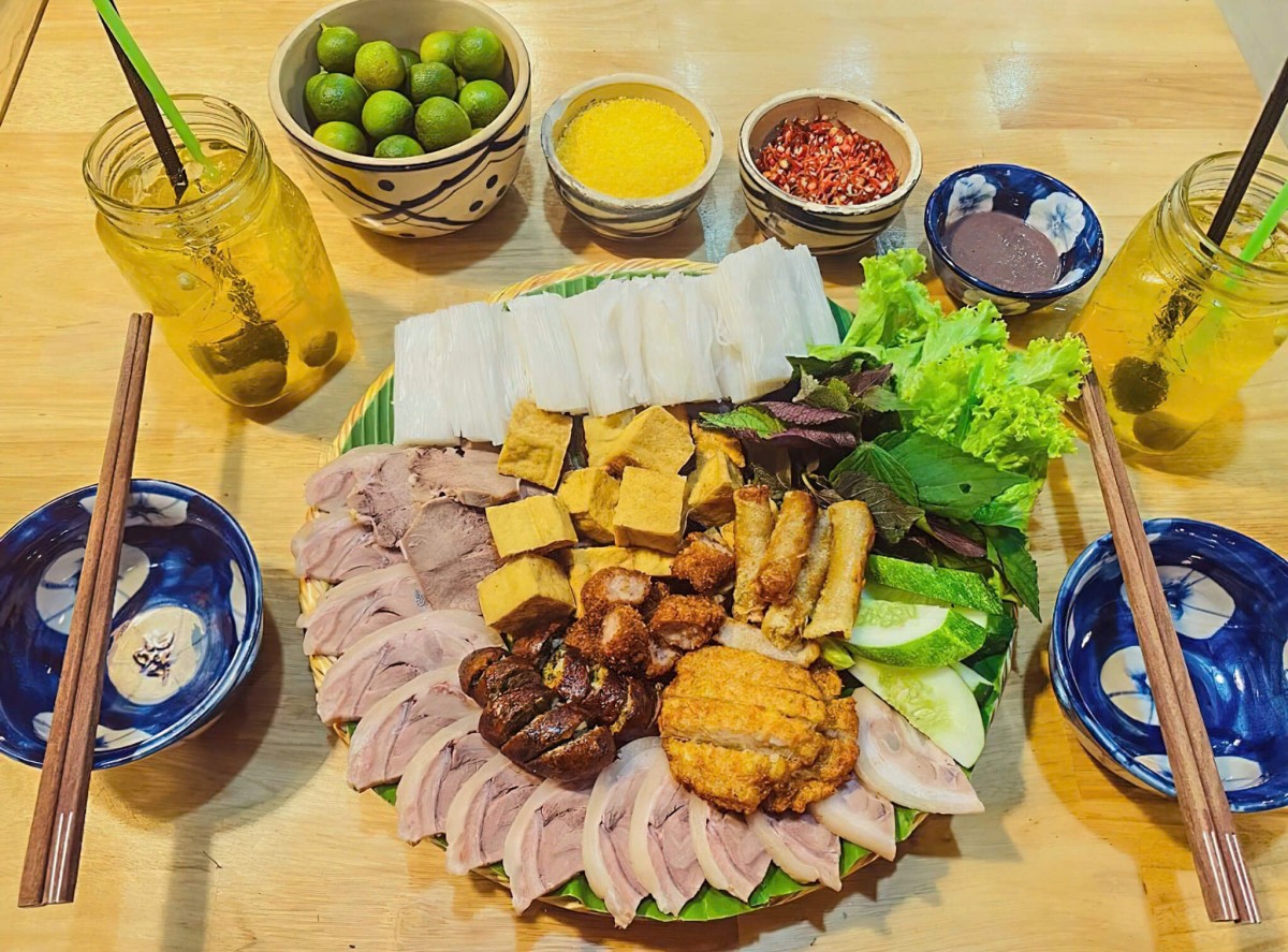 Bún đậu mắm tôm là một trong những món ăn không thể thiếu khi nhắc đến ẩm thực Hà Thành. Đĩa bún trắng mềm, đậu rán vàng giòn, thịt luộc thơm ngon, chả cốm dẻo dai, nem rán giòn rụm, tất cả hòa quyện cùng chén mắm tôm dậy mùi, tạo nên một bữa ăn khó quên Bún đậu mắm tôm là một trong những món ăn không thể thiếu khi nhắc đến ẩm thực Hà Thành. Đĩa bún trắng mềm, đậu rán vàng giòn, thịt luộc thơm ngon, chả cốm dẻo dai, nem rán giòn rụm, tất cả hòa quyện cùng chén mắm tôm dậy mùi, tạo nên một bữa ăn khó quên