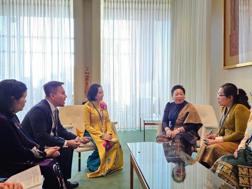 Phó Chủ tịch Quốc hội Nguyễn Thị Thanh gặp gỡ Đoàn đại biểu CHDCND Lào do Chủ tịch Hội Liên hiệp Phụ nữ Lào, Phó Chủ tịch Ủy ban Vì sự tiến bộ của Phụ nữ Lào làm Trưởng đoàn Phó Chủ tịch Quốc hội Nguyễn Thị Thanh gặp gỡ Đoàn đại biểu CHDCND Lào do Chủ tịch Hội Liên hiệp Phụ nữ Lào, Phó Chủ tịch Ủy ban Vì sự tiến bộ của Phụ nữ Lào làm Trưởng đoàn