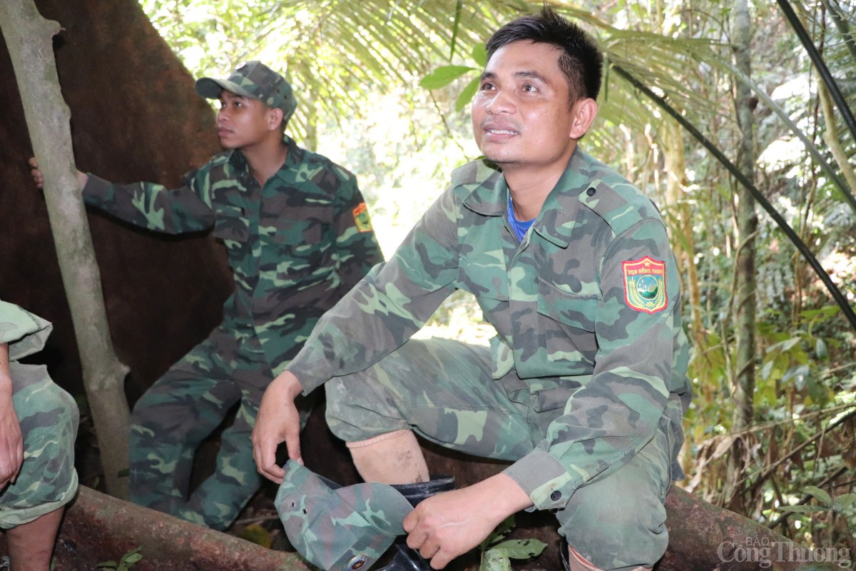 Hốil Trân, người đã từng đi vác thuê gỗ cho lâm tặc nay quay về làm cán bộ bảo vệ rừng Hốil Trân, người đã từng đi vác thuê gỗ cho lâm tặc nay quay về làm cán bộ bảo vệ rừng