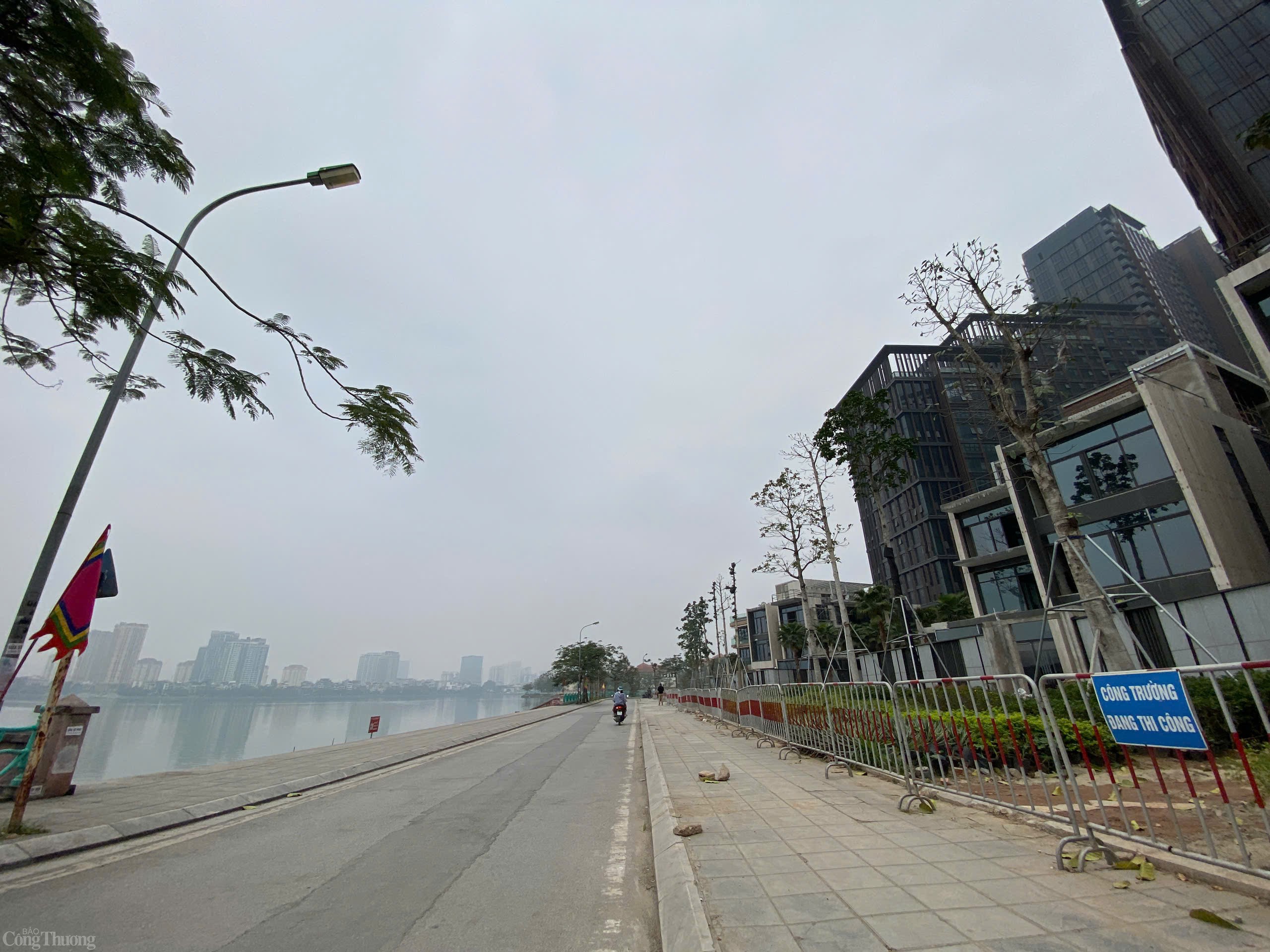 Đồng thời, cần nghiên cứu cao độ mặt nước Hồ Tây theo mùa, bao gồm mực nước cao nhất và thấp nhất, nhằm đảm bảo sự hài hòa với cảnh quan. Bên cạnh đó, cần chú trọng lựa chọn màu sắc cho con đường, kết hợp hợp lý với cây xanh và hệ thống chiếu sáng. Hà Nội yêu cầu công trình phải có thiết kế thẩm mỹ cao, với hình thức, tạo hình, tỷ lệ và độ vươn phù hợp, tạo cảm giác nhẹ nhàng, thanh thoát, giảm tác động thị giác đến không gian xung quanh. 