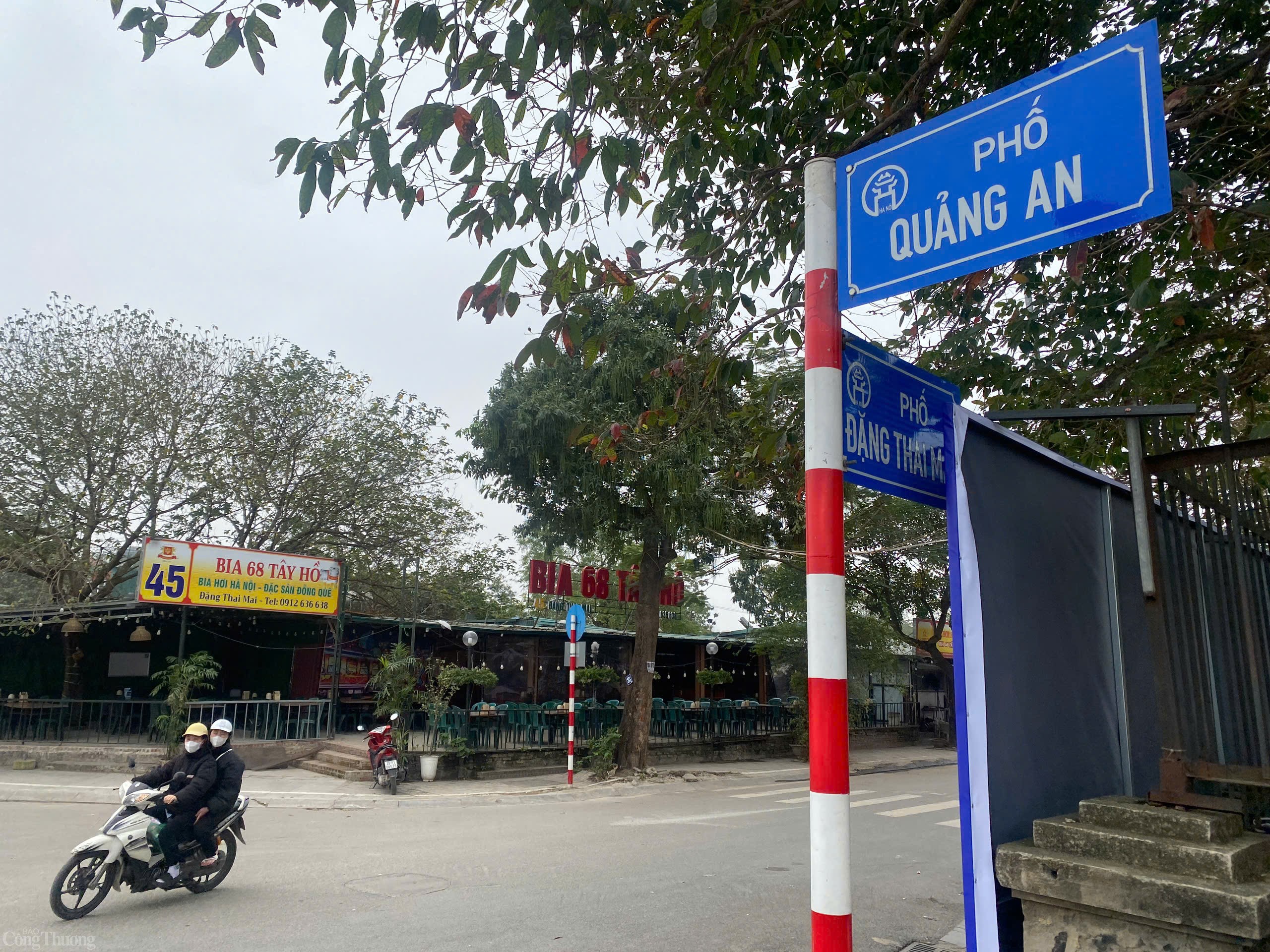 Văn phòng UBND Thành phố Hà Nội ban hành thông báo kết luận của Phó Chủ tịch UBND Thành phố Dương Đức Tuấn tại cuộc họp xem xét phương án cải tạo, nâng cấp, mở rộng các tuyến đường xung quanh hồ Tây, quận Tây Hồ. Đáng chú ý, lãnh đạo Hà Nội thống nhất về phương án mở rộng mặt cắt ngang tuyến đường Quảng An lên 21m.