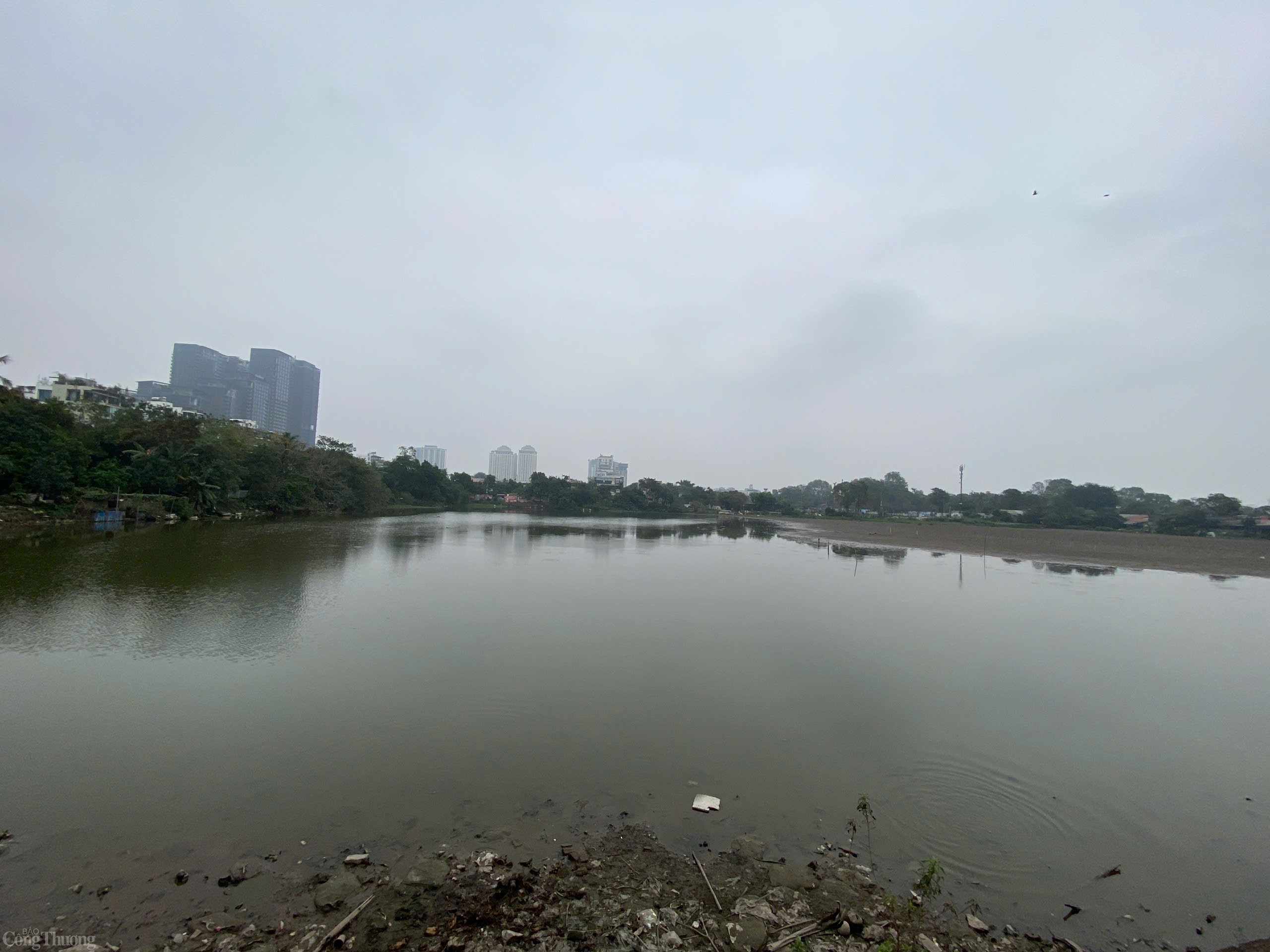 UBND thành phố Hà Nội giao các đơn vị liên quan chuẩn hóa phương án bố trí bến thủy nội địa và cầu nối giữa hồ Thủy Sứ - Đầm Trị, đảm bảo quy mô nhỏ gọn, hài hòa với cảnh quan và đạt giá trị thẩm mỹ cao nhất. Được biết, khu bến thủy nội địa nằm trên đường Quảng Khánh, ngay sát Nhà hát Opera, trên mặt hồ Đầm Trị. 