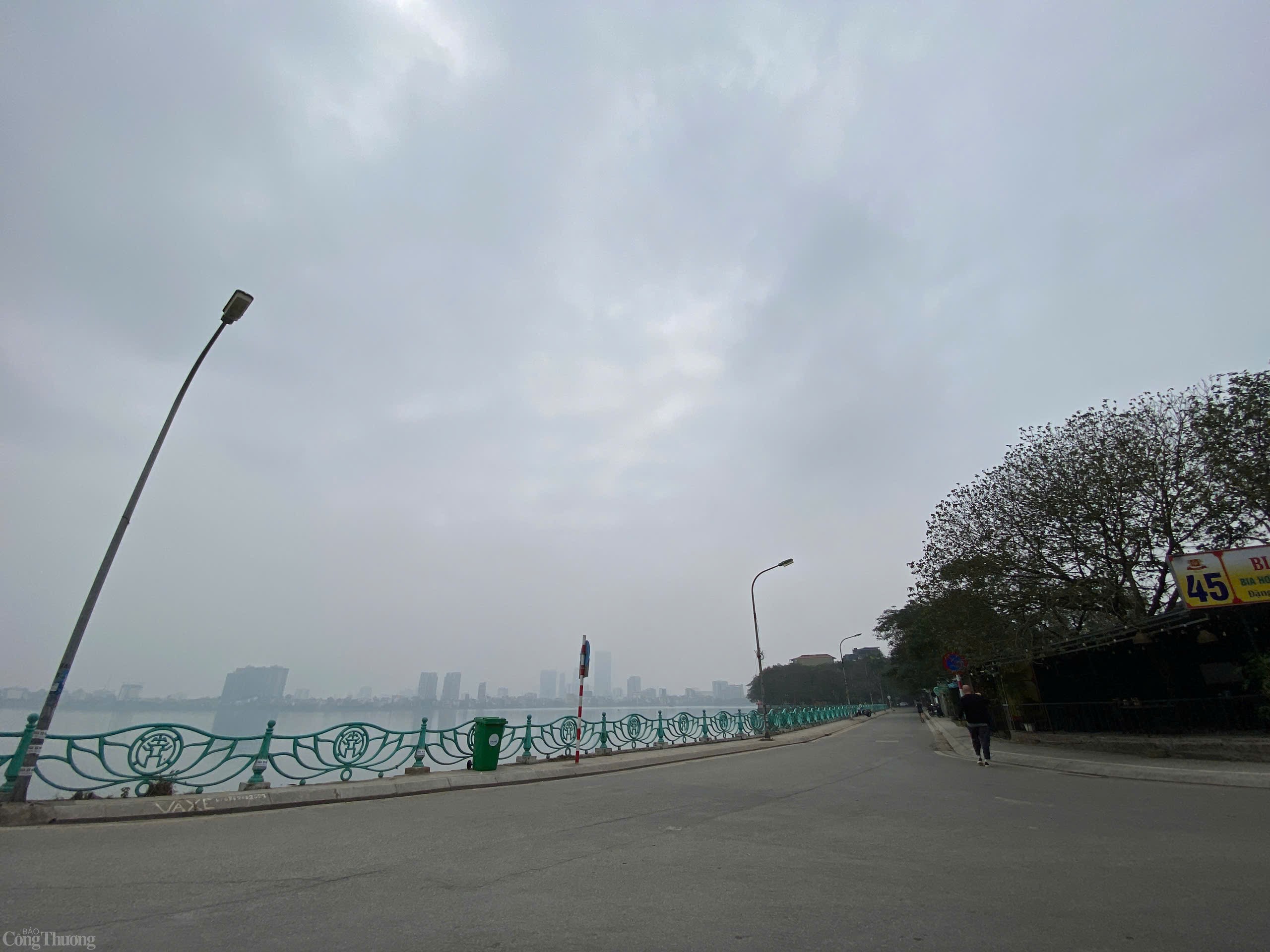 Việc mở rộng đường không chỉ đơn thuần là xây dựng cầu cạn mà cần được xem xét như một công trình mang tính nghệ thuật và kiến trúc cảnh quan. Công trình phải đảm bảo giá trị thẩm mỹ cao, tỷ lệ hài hòa với không gian xung quanh. Đồng thời, cần nghiên cứu thu nhỏ kích thước cột và hạn chế tối đa việc xâm lấn diện tích mặt nước hồ. 