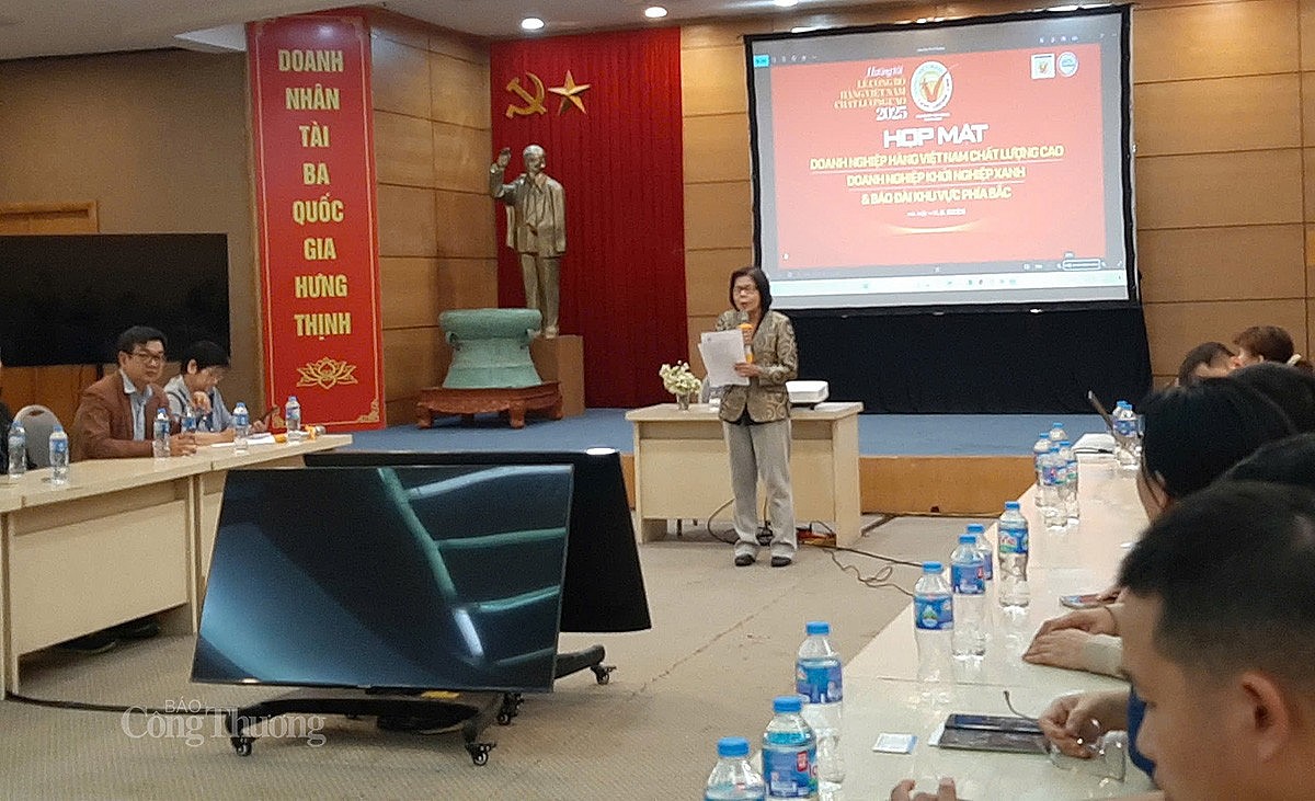 bà Vũ Kim Hạnh – Chủ tịch Hội Doanh nghiệp Hàng Việt Nam chất lượng cao chia sẻ tại buổi gặp mặt bà Vũ Kim Hạnh – Chủ tịch Hội Doanh nghiệp Hàng Việt Nam chất lượng cao chia sẻ tại buổi gặp mặt