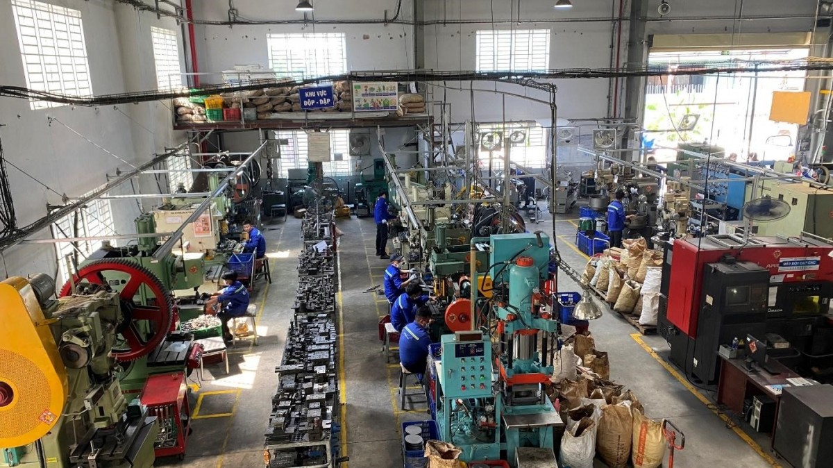 Hoạt động sản xuất ống thép luồn dây điện và phụ kiện tại nhà máy Cát Vạn Lợi Hoạt động sản xuất ống thép luồn dây điện và phụ kiện tại nhà máy Cát Vạn Lợi