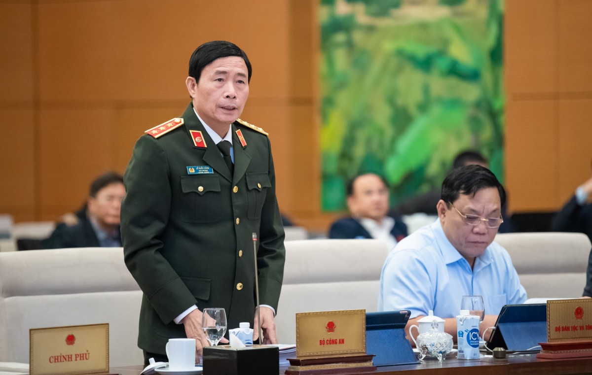 Thứ trưởng Bộ Công an Lê Quốc Hùng báo cáo tại phiên họp Thứ trưởng Bộ Công an Lê Quốc Hùng báo cáo tại phiên họp