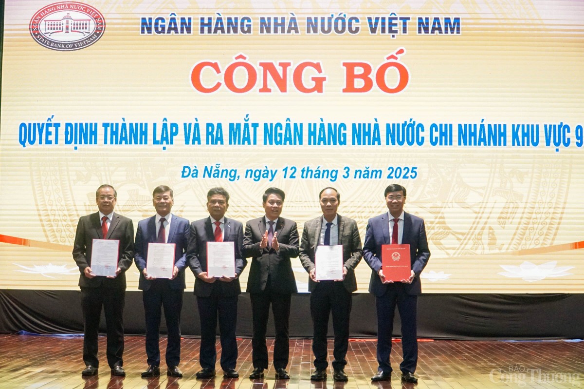 Phó Thống đốc Ngân hàng Nhà nước Phạm Tiến Dũng trao quyết định bổ nhiệm lãnh đạo Ngân hàng Nhà nước khu vực 9 Phó Thống đốc Ngân hàng Nhà nước Phạm Tiến Dũng trao quyết định bổ nhiệm lãnh đạo Ngân hàng Nhà nước khu vực 9