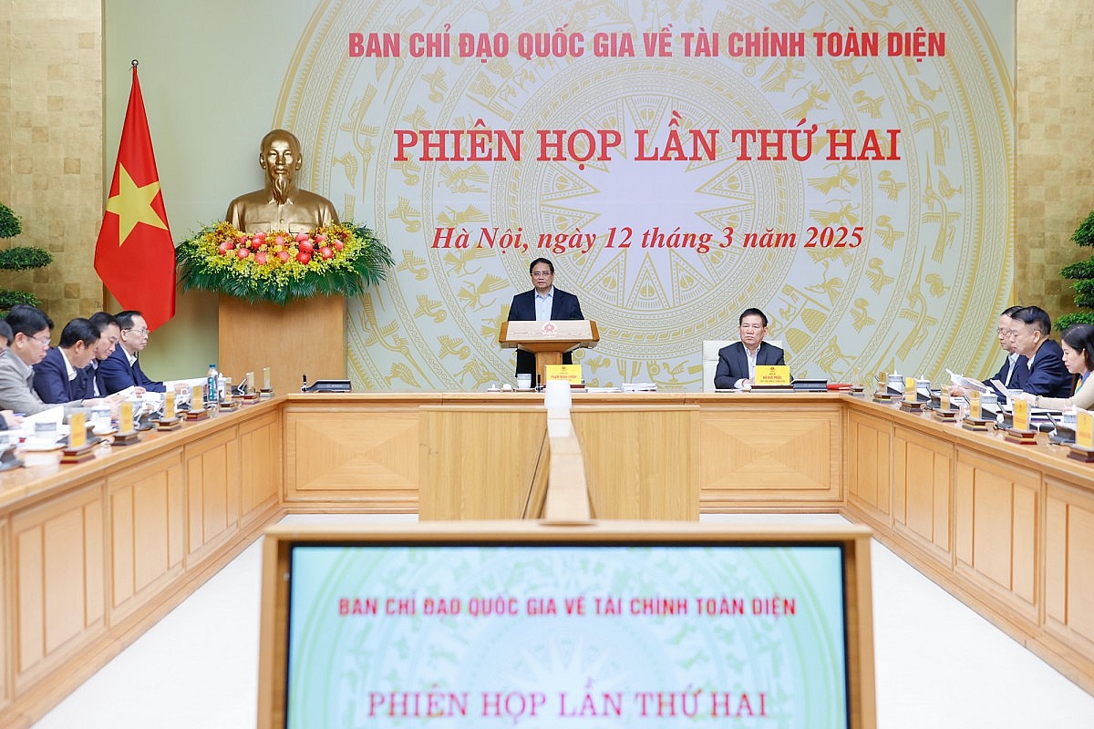 Thủ tướng nêu rõ trong thời gian tới, chúng ta cần phải nỗ lực hơn nữa trong phát triển kinh tế-xã hội, bảo đảm các cân đối lớn, giữ vững ổn định kinh tế vĩ mô và nâng cao chất lượng cuộc sống của người dân, trong đó một trong những giải pháp quan trọng, then chốt là đẩy mạnh triển khai thực hiện tài chính toàn diện tại Việt Nam. Ảnh: VGP/Nhật Bắc