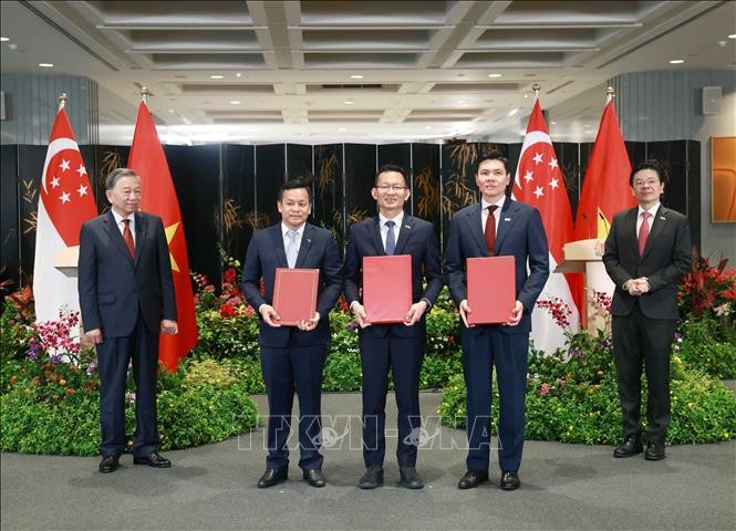 Tổng Bí thư Tô Lâm và Thủ tướng Singapore Lawrence Wong chứng kiến trao Bản ghi nhớ hợp tác 3 bên giữa A*Star, Sembcorp và Becamex. Ảnh: Thống Nhất/TTXVN Tổng Bí thư Tô Lâm và Thủ tướng Singapore Lawrence Wong chứng kiến trao Bản ghi nhớ hợp tác 3 bên giữa A*Star, Sembcorp và Becamex. Ảnh: Thống Nhất/TTXVN