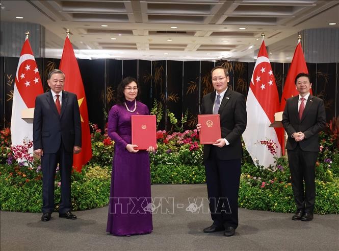 Tổng Bí thư Tô Lâm và Thủ tướng Singapore Lawrence Wong chứng kiến trao Báo cáo chung về hợp tác thương mại điện gió ngoài khơi Việt Nam - Singapore. Ảnh: Thống Nhất/TTXVN Tổng Bí thư Tô Lâm và Thủ tướng Singapore Lawrence Wong chứng kiến trao Báo cáo chung về hợp tác thương mại điện gió ngoài khơi Việt Nam - Singapore. Ảnh: Thống Nhất/TTXVN