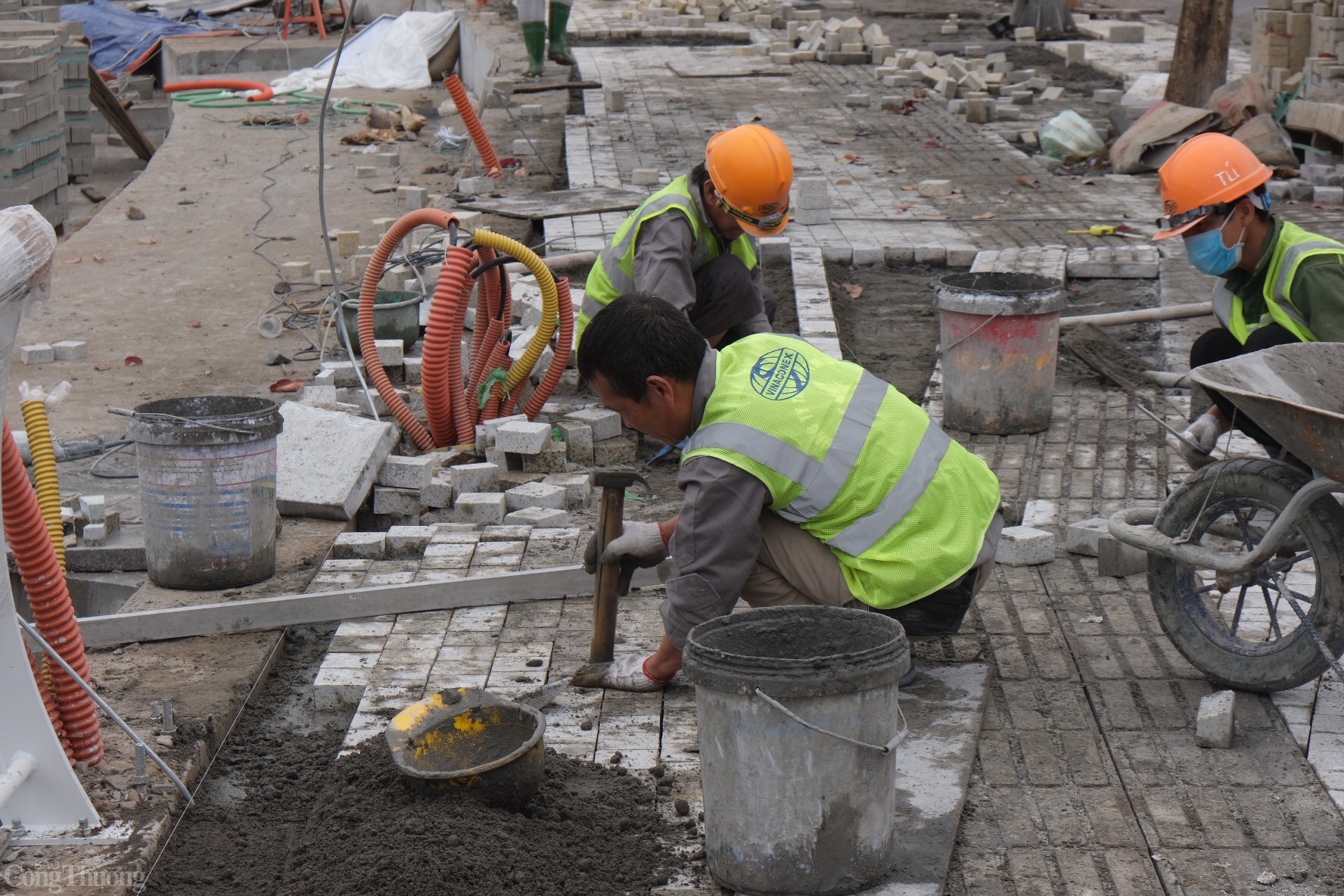Nét đẹp lao động của các công nhân đang thực hiện dự án. 