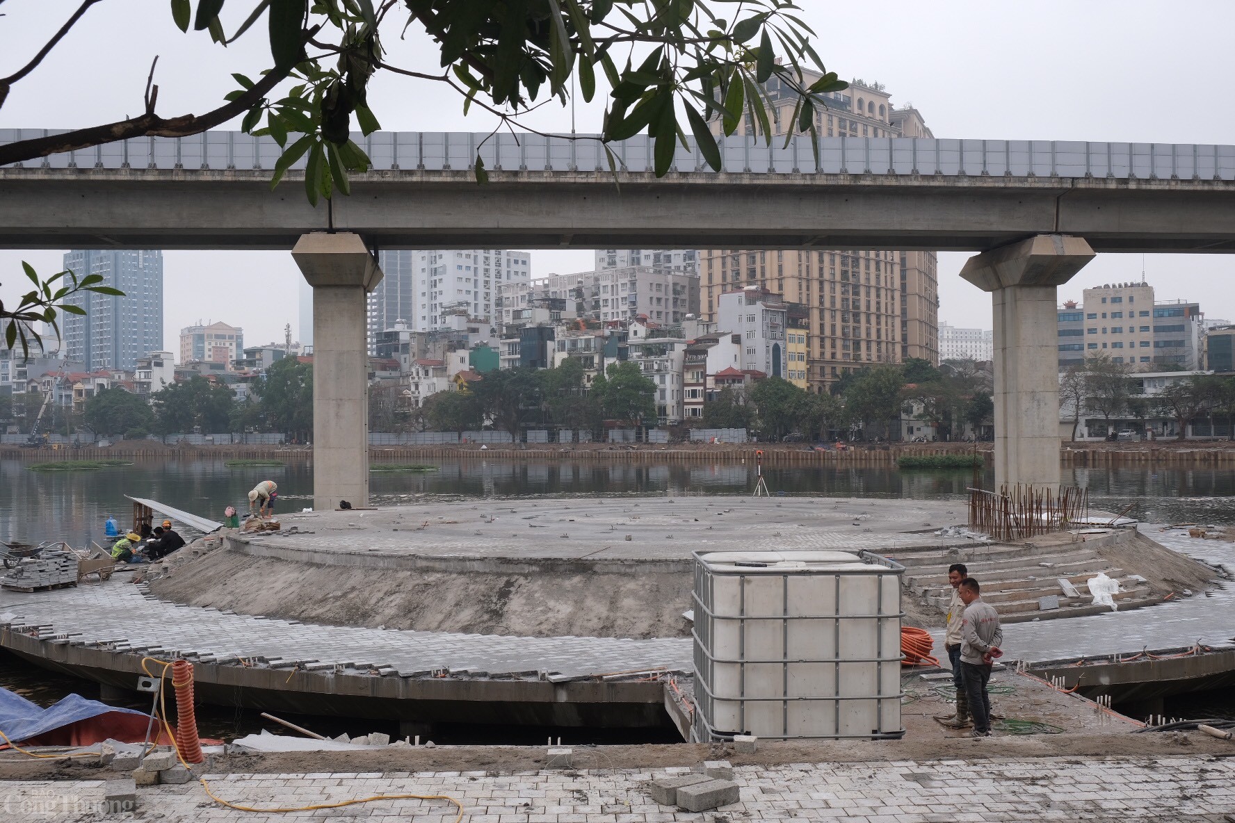 Hồ Đống Đa (hay còn gọi là hồ Hoàng Cầu) nằm tại trung tâm quận Đống Đa, có diện tích mặt nước khoảng 13,3 ha và chu vi hơn 2.100 m. 