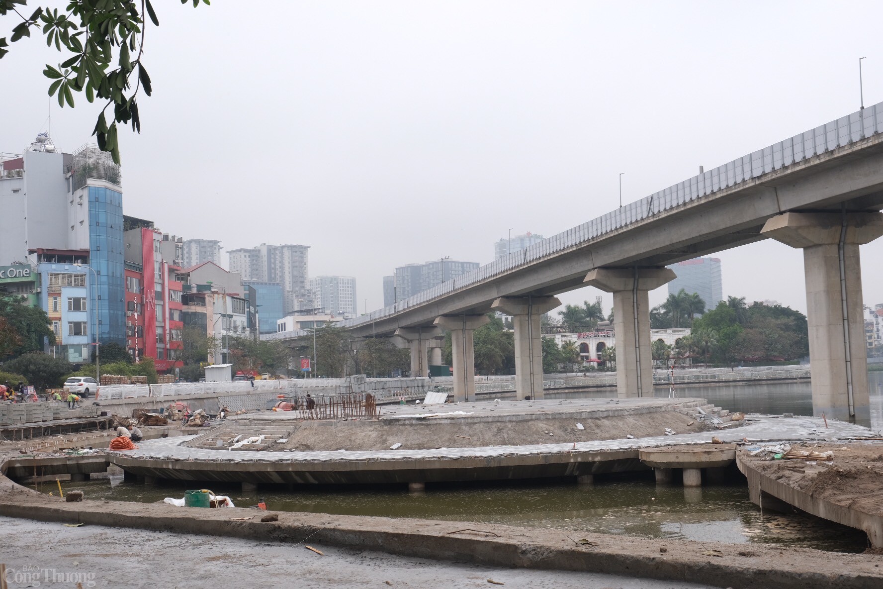 Sau 8 tháng triển khai thi công, những hạng mục quan trọng nhất của dự án như sân khấu nổi và khán đài ngoài trời đang dần lộ diện.