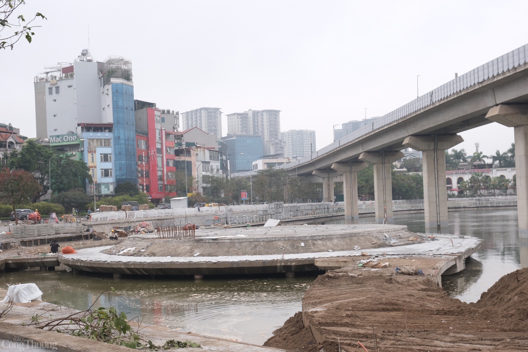 Đoạn đường dạo này có một không gian ngoài trời, vừa là điểm nhấn cảnh quan vừa đóng vai trò sân khấu biểu diễn, với sức chứa khoảng 1.000 người khi tổ chức sự kiện.