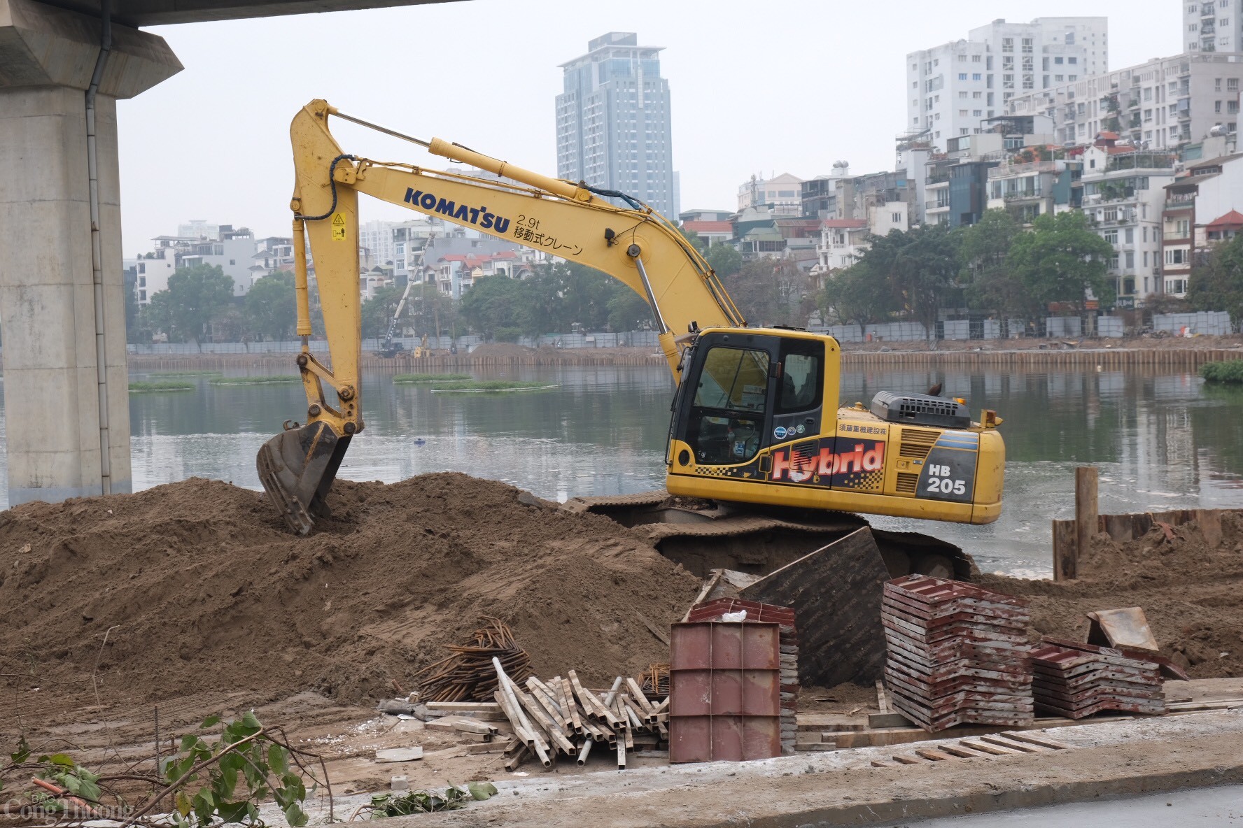 Máy xúc được trang bị tại công trường để phục vụ dự án. 