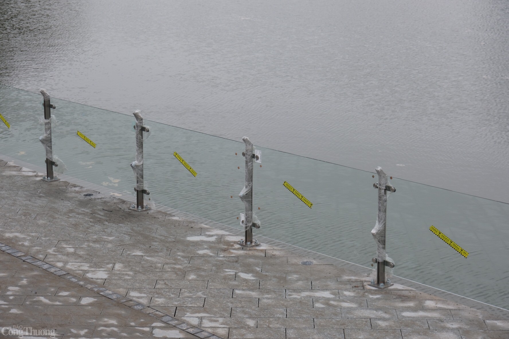 Phần lan can bên hồ đã được ốp kính tạo nên sự hiện đại. 