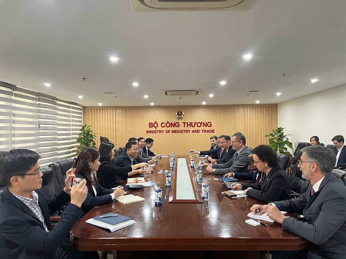Thứ trưởng Nguyễn Hoàng Long làm việc với Tập đoàn Điện lực Pháp Thứ trưởng Nguyễn Hoàng Long làm việc với Tập đoàn Điện lực Pháp