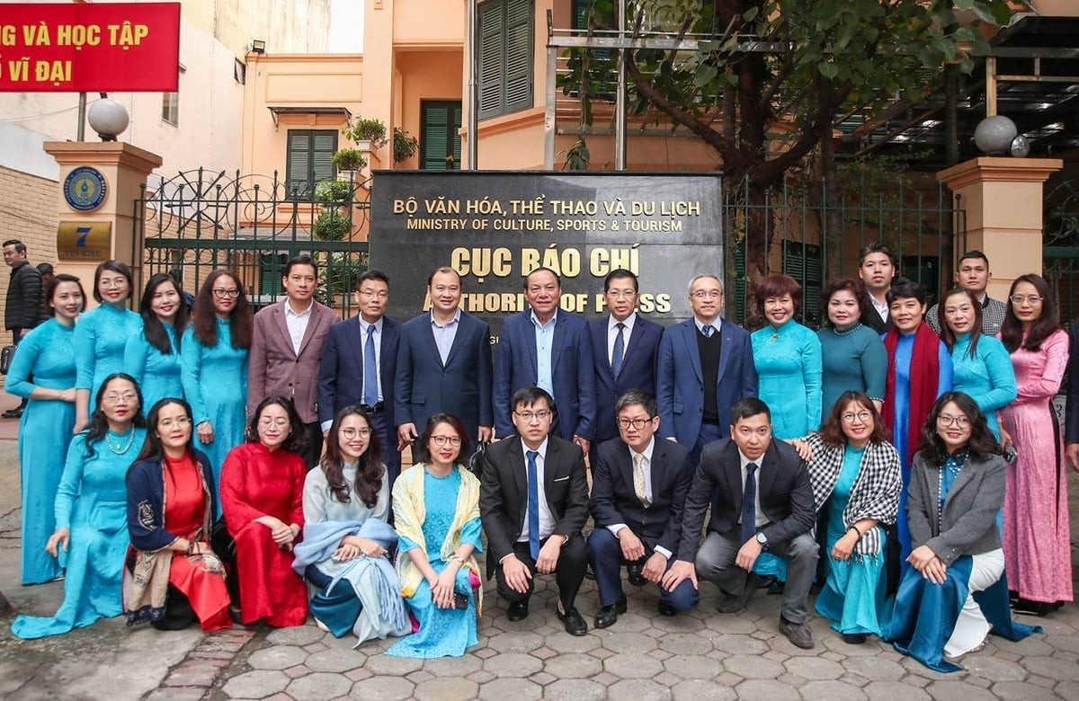 Bộ trưởng Nguyễn Văn Hùng gặp mặt tập thể, cán bộ, công chức, viên chức tại Cục Báo chí. Ảnh: Bộ VHTTDL Bộ trưởng Nguyễn Văn Hùng gặp mặt tập thể, cán bộ, công chức, viên chức tại Cục Báo chí. Ảnh: Bộ VHTTDL