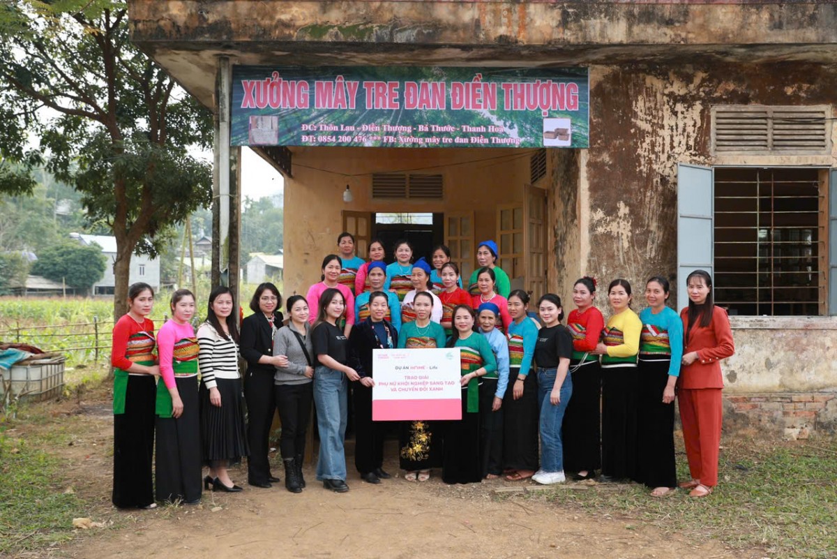 Đại diện Home Credit thăm chị em phụ nữ thuộc tổ hợp tác mây tre đan tại xã Điền Thượng, tỉnh Thanh Hóa.