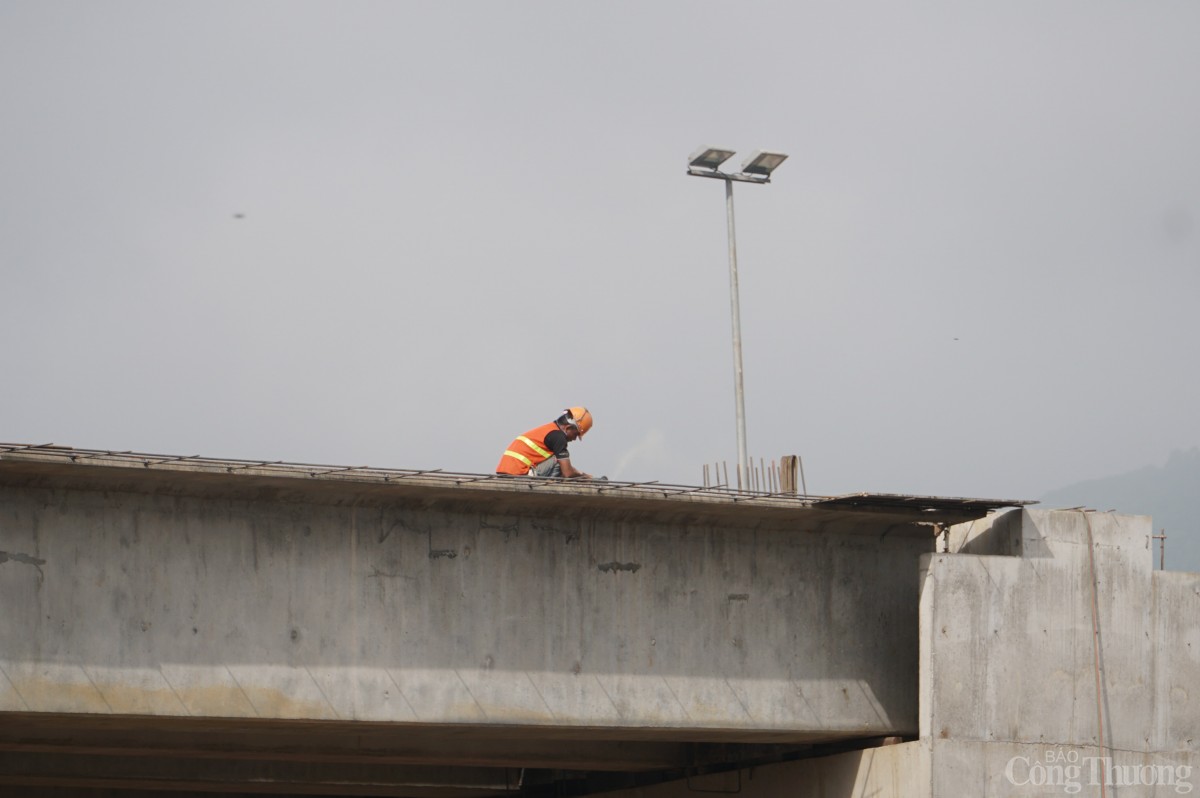 Thi công cầu vượt nút giao cao tốc Hoa Liên - Túy Loan với đường Hoàng Văn Thái (Đà Nẵng) 