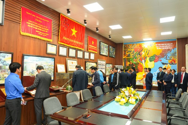 Nhà truyền thống Công ty Xăng dầu Khu vực III – nơi lưu giữ những truyền thống, những dấu tích lịch sử đầy tự hào, vẻ vang của những người công nhân xăng dầu Nhà truyền thống Công ty Xăng dầu Khu vực III – nơi lưu giữ những truyền thống, những dấu tích lịch sử đầy tự hào, vẻ vang của những người công nhân xăng dầu