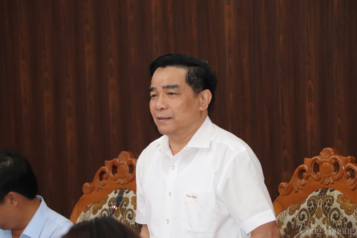 Chủ tịch UBND tỉnh Lê Văn Dũng yêu cầu các cán bộ địa phương chỉ cần còn 1 ngày hay 1 giờ làm việc thì cũng phải làm đến nơi đến chốn, không quan tâm đến câu chuyện sáp nhập hay giải thể để tập trung lo cho dân. Chủ tịch UBND tỉnh Lê Văn Dũng yêu cầu các cán bộ địa phương chỉ cần còn 1 ngày hay 1 giờ làm việc thì cũng phải làm đến nơi đến chốn, không quan tâm đến câu chuyện sáp nhập hay giải thể để tập trung lo cho dân.