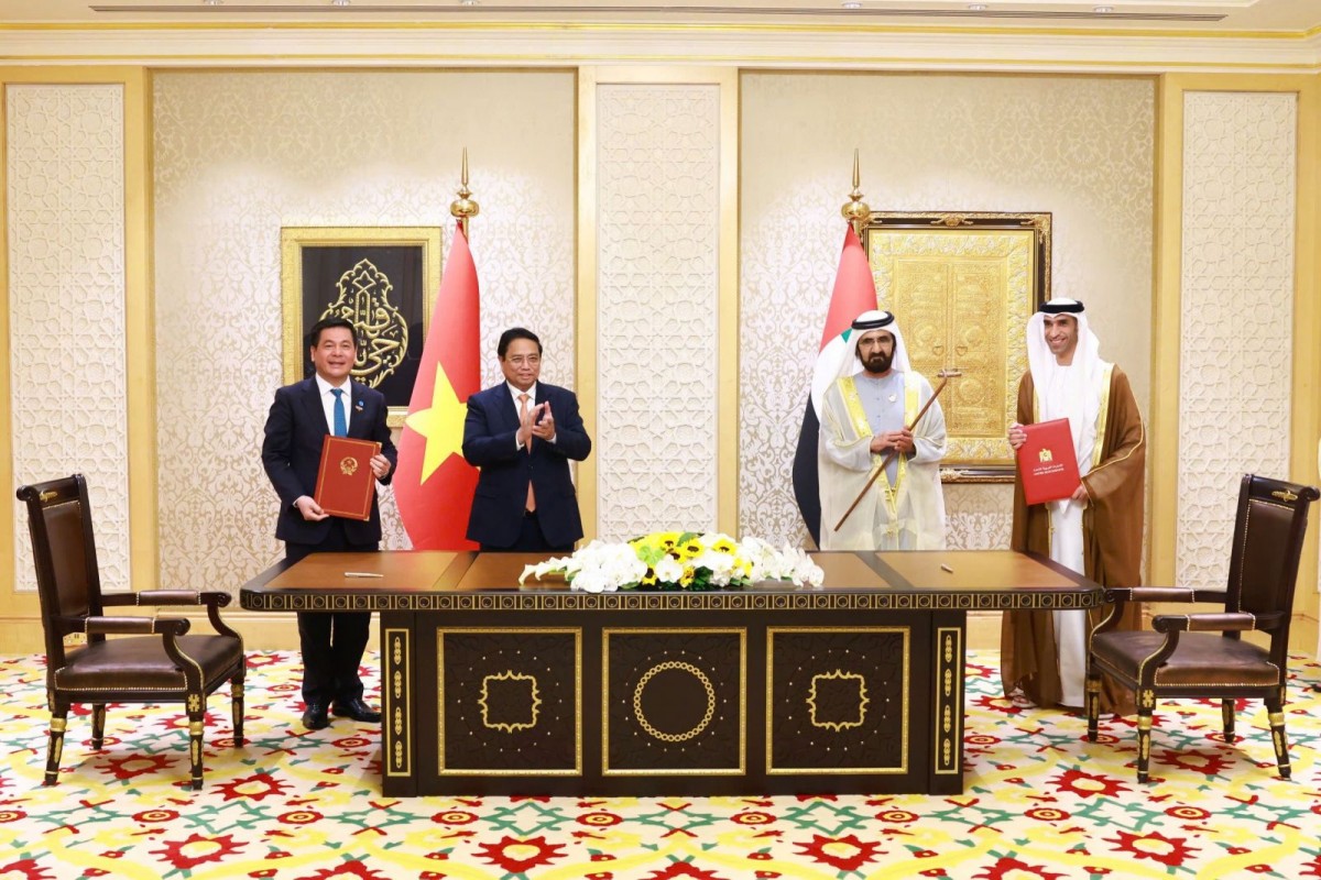 Bộ trưởng Bộ Công Thương Việt Nam Nguyễn Hồng Diên và Quốc vụ khanh Bộ Kinh tế UAE Thani bin Ahmed Al Zeyoudi ký kết Hiệp định CEPA. Ảnh: Bộ Công Thương