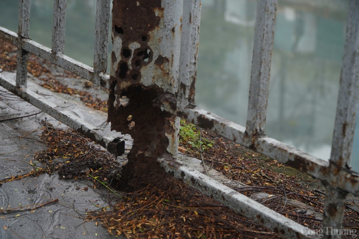 Những đoạn lan can 'có như không' dọc bờ sông Hà Nội