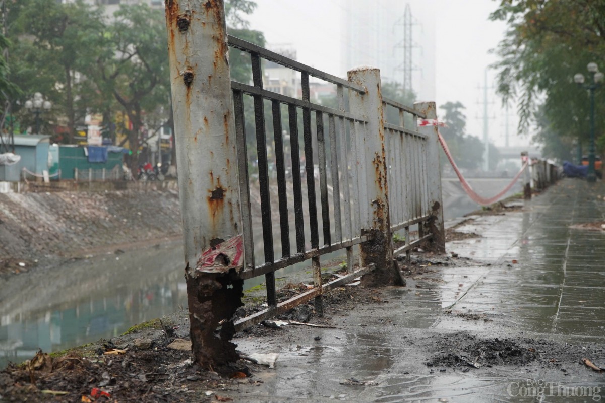 Những đoạn lan can 'có như không' dọc bờ sông Hà Nội