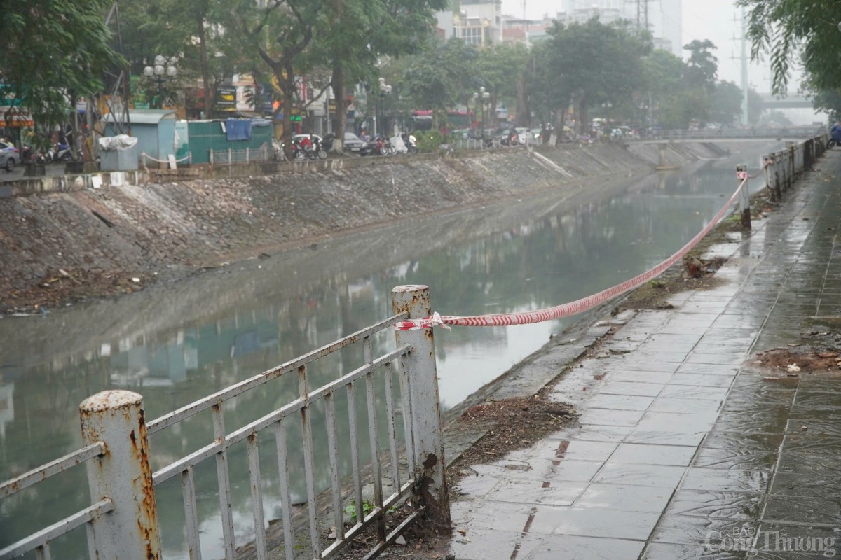 Những đoạn lan can 'có như không' dọc bờ sông Hà Nội
