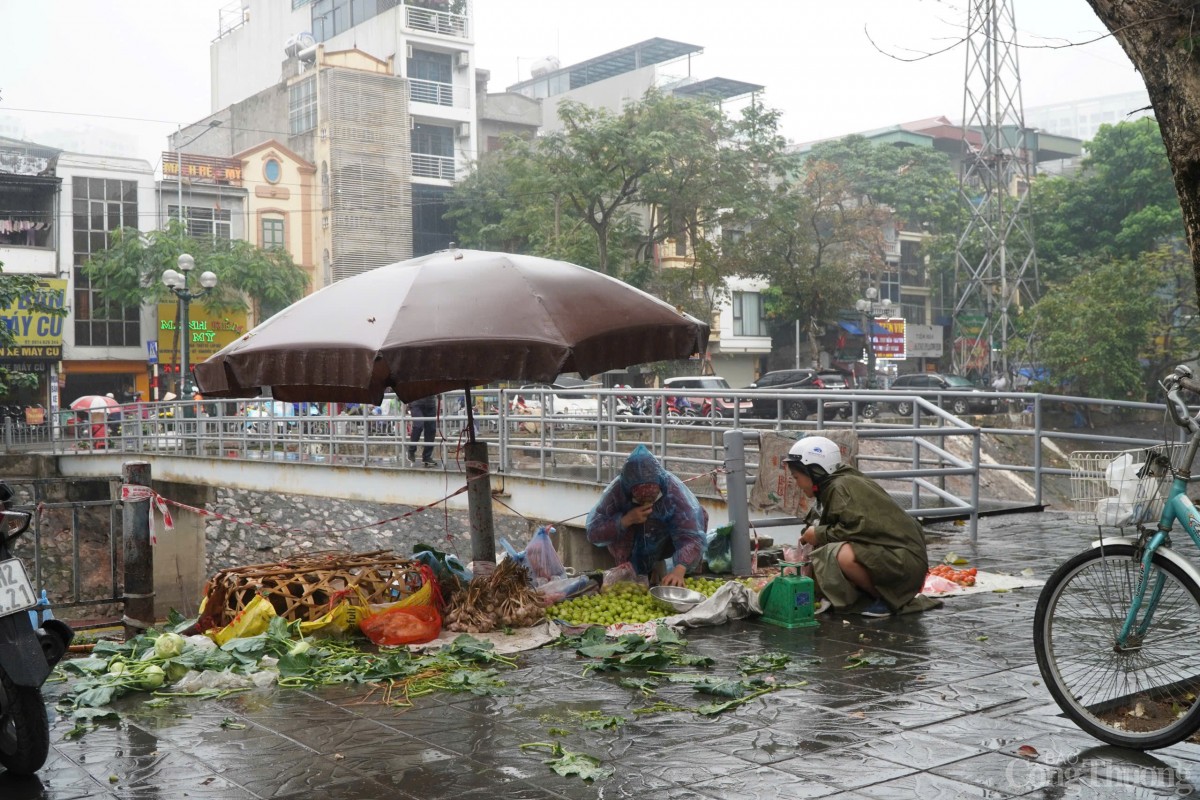 Những đoạn lan can 'có như không' dọc bờ sông Hà Nội