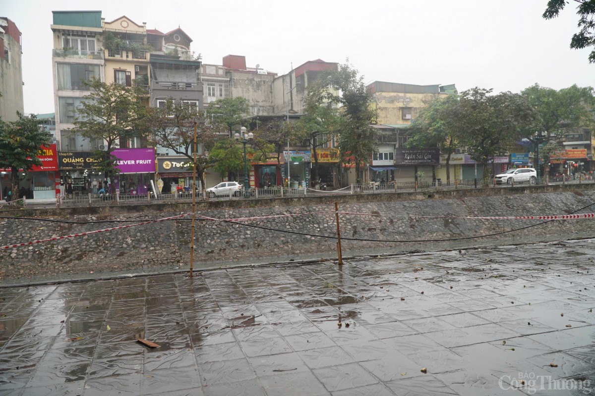 Những đoạn lan can 'có như không' dọc bờ sông Hà Nội