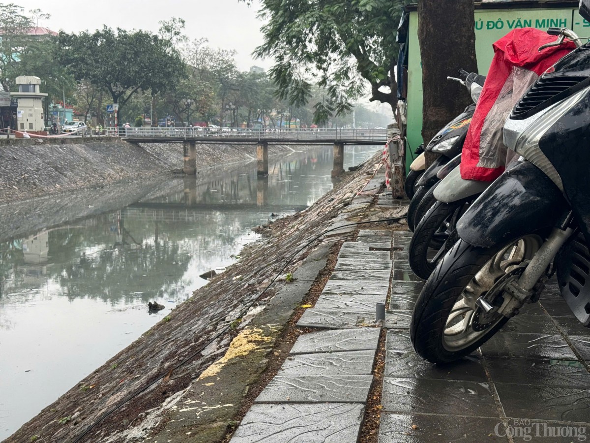 Những đoạn lan can có như không dọc bờ sông Hà Nội