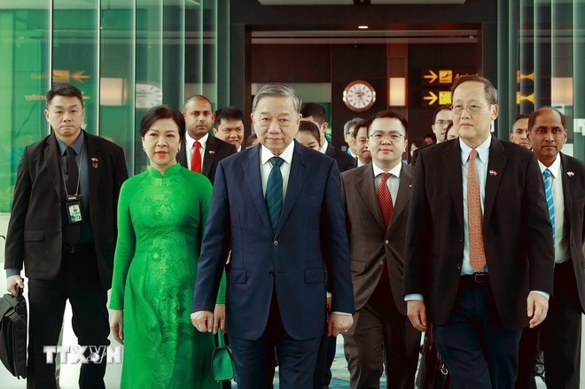 Lễ tiễn Tổng Bí thư Tô Lâm và Phu nhân tại sân bay Changi, Singapore. Ảnh: TTXVN. Lễ tiễn Tổng Bí thư Tô Lâm và Phu nhân tại sân bay Changi, Singapore. Ảnh: TTXVN.