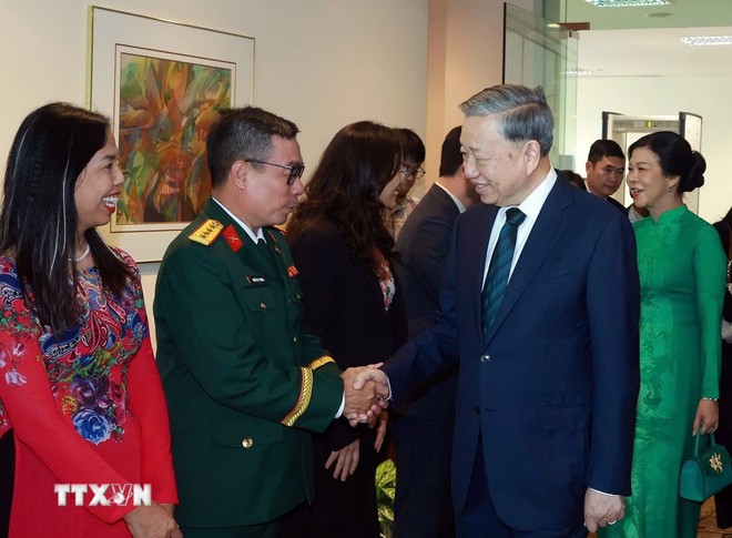 Cán bộ, nhân viên Đại sứ quán tiễn Tổng Bí thư Tô Lâm và Phu nhân. Ảnh: TTXVN. Cán bộ, nhân viên Đại sứ quán tiễn Tổng Bí thư Tô Lâm và Phu nhân. Ảnh: TTXVN.