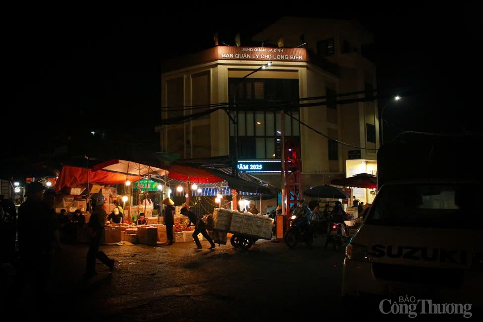 Chùm ảnh: Chợ Long Biên về đêm - Một Hà Nội rất khác