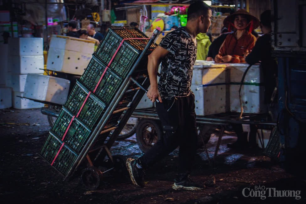 Chùm ảnh: Chợ Long Biên về đêm - Một Hà Nội rất khác
