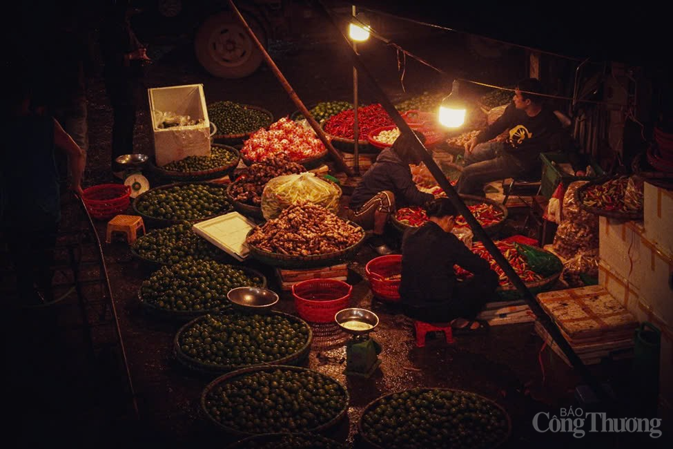 Chùm ảnh: Chợ Long Biên về đêm - Một Hà Nội rất khác