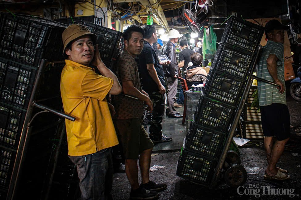 Chùm ảnh: Chợ Long Biên về đêm - Một Hà Nội rất khác