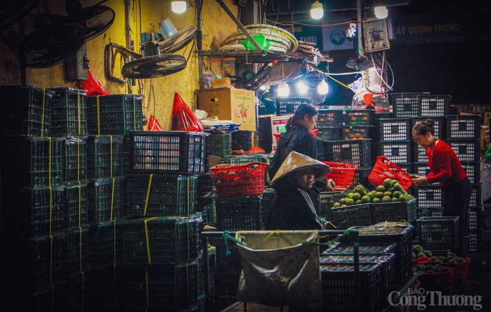 Chùm ảnh: Chợ Long Biên về đêm - Một Hà Nội rất khác