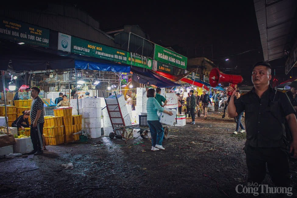 Chùm ảnh: Chợ Long Biên về đêm - Một Hà Nội rất khác
