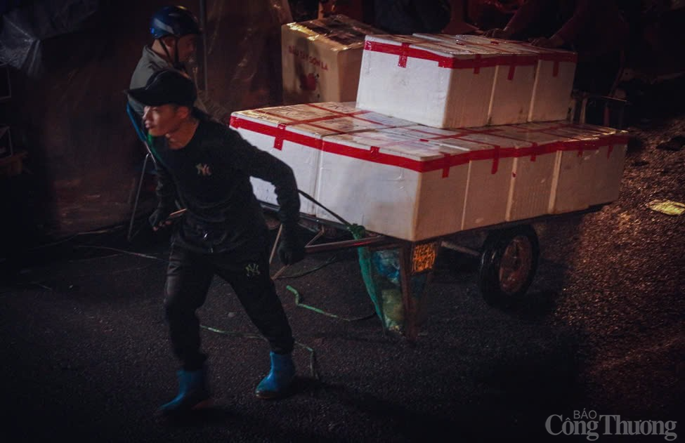 Chùm ảnh: Chợ Long Biên về đêm - Một Hà Nội rất khác