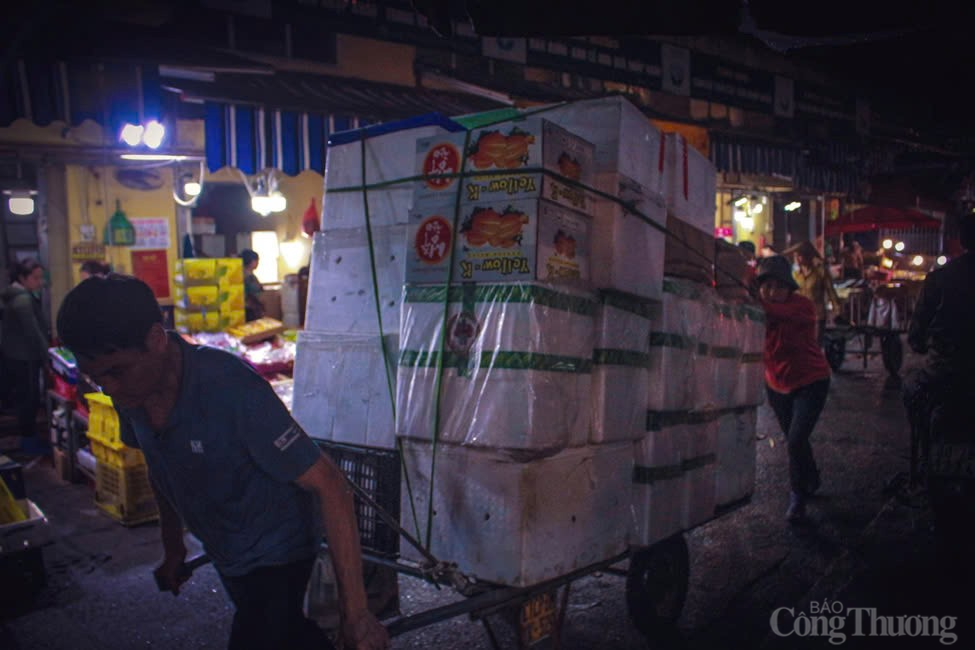 Chùm ảnh: Chợ Long Biên về đêm - Một Hà Nội rất khác