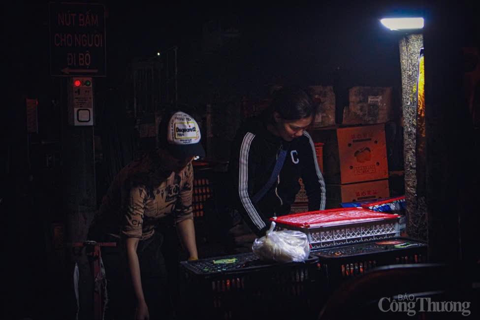 Chùm ảnh: Chợ Long Biên về đêm - Một Hà Nội rất khác